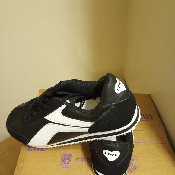 Shoes - Picture 2 of 4